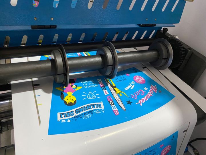 مكدس نوع آلة الطباعة فليكسو مع قطع دليل الويب UV